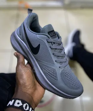 Nike Zoom Sneakers za Wanaume - Size 40-45