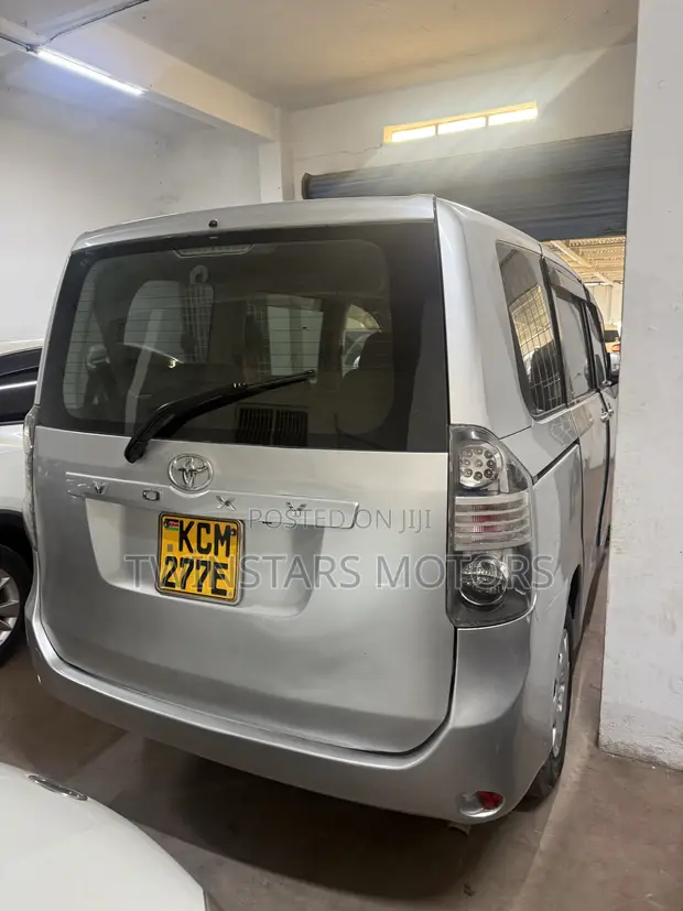 Toyota Voxy V 2WD 8-Seater 2010 Silver - 1