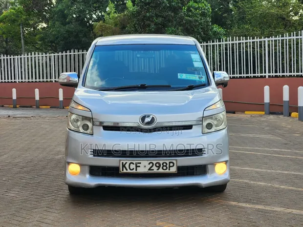 Toyota Voxy Z 2WD 8-Seater 2008 Silver - 1