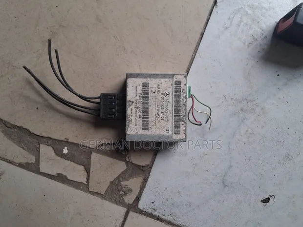 Mercedes-Benz W211 Antenna Control Module - 1