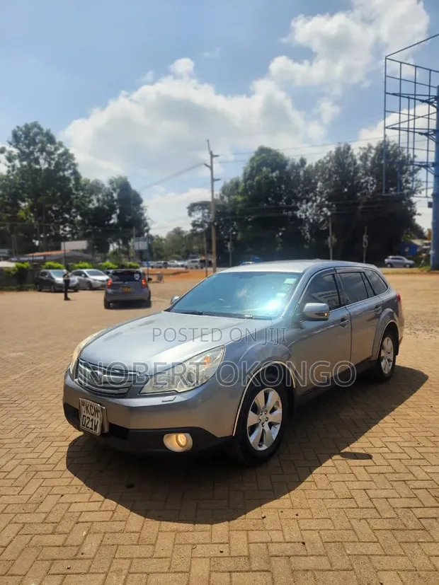 Subaru Outback 2.5i 2010 Silver - 1