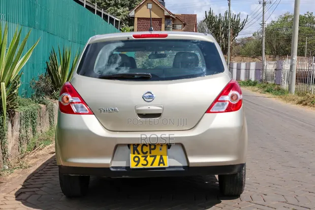 Nissan Tiida 2011 Beige - 1