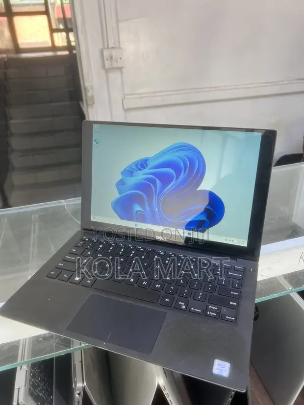 Dell XPS 13 Laptop - Intel Core i7, 8GB RAM, 256GB SSD - 1