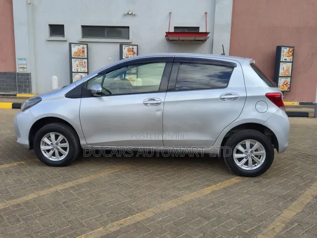 Toyota Vitz 1.3 FWD 5dr 2015 Silver - 1