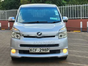 Toyota Voxy 2008 Nyeupe