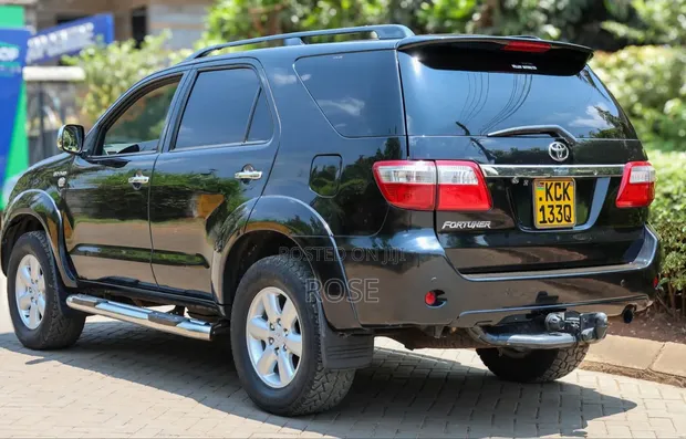 Toyota Fortuner 2010 Nyeusi - 1