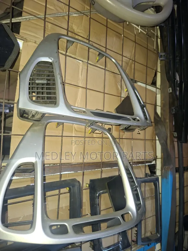 Konsoli ya Toyota Harrier 240 - 1