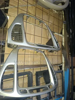 Konsoli ya Toyota Harrier 240