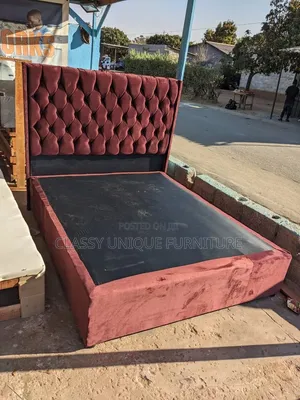 Kitanda cha 5x6 cha Burgundy Velvet chenye Tufting