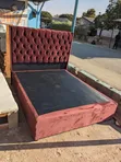 Kitanda cha 5x6 cha Burgundy Velvet chenye Tufting - 2