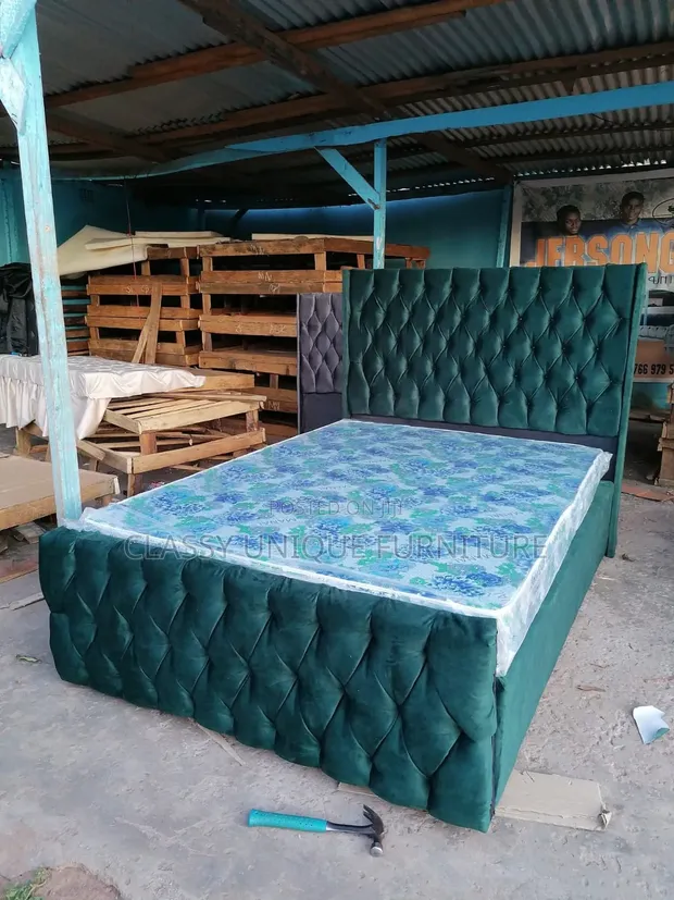 Kitanda cha Emerald Green Queen chenye Headboard ya Diamond Tufted - 1