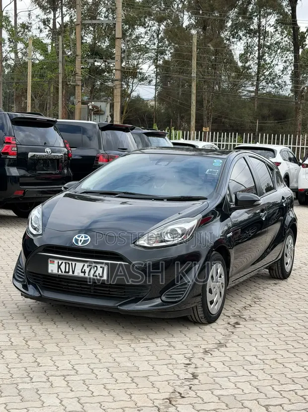 Toyota Aqua 2018 Nyeusi - 1