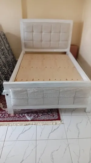 Kitanda Cheupe cha Tufted 4x6