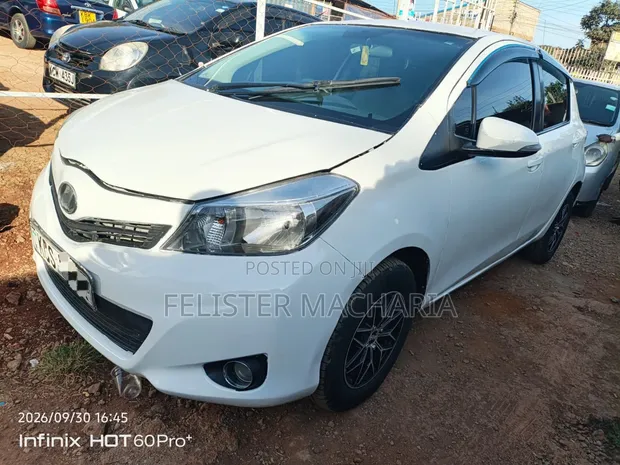 Toyota Vitz 2012 Nyeupe - 1
