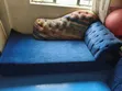 Sofa ya Bluu ya L-Shape na Mito Mekundu & Ottoman - 1