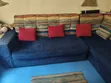 Sofa ya Bluu ya L-Shape na Mito Mekundu & Ottoman - 2