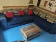Sofa ya Bluu ya L-Shape na Mito Mekundu & Ottoman - 3