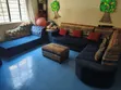 Sofa ya Bluu ya L-Shape na Mito Mekundu & Ottoman - 4