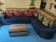 Sofa ya Bluu ya L-Shape na Mito Mekundu & Ottoman - 5