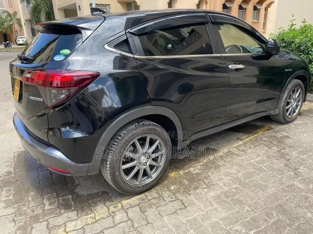 Honda Vezel 2019 Nyeusi Hybrid - 1