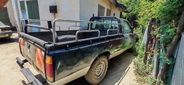 Nissan Hardbody 1999 Blue - 1
