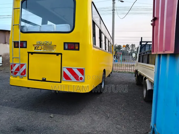 Isuzu NQR 2016 Microbus - 1