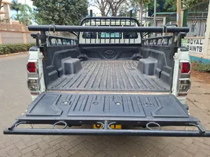 Toyota Hilux 2015 White Pickup