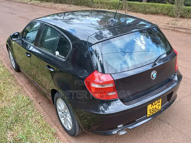 BMW 116i 2011 Nyeusi - 1