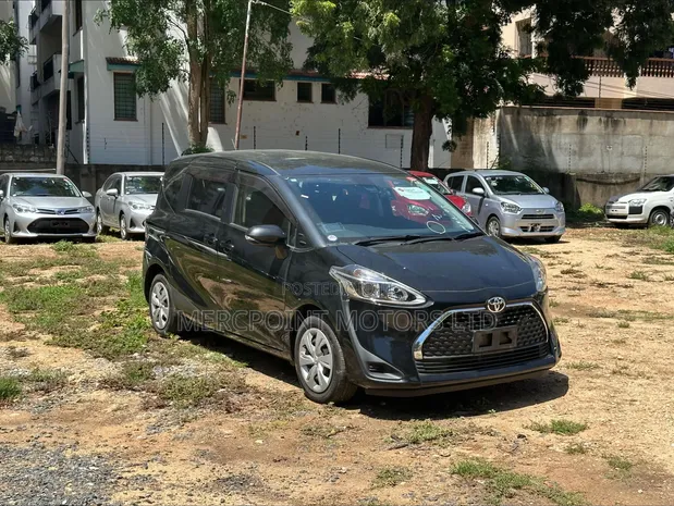 Toyota Sienta 2019 Nyeusi - 1