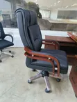 Kiti cha Ofisi cha Ngozi cha Mtendaji chenye Mkeka Mrefu - 3