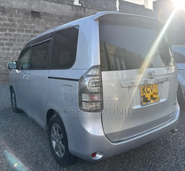 Toyota Voxy 2012 Nyeupe - 1