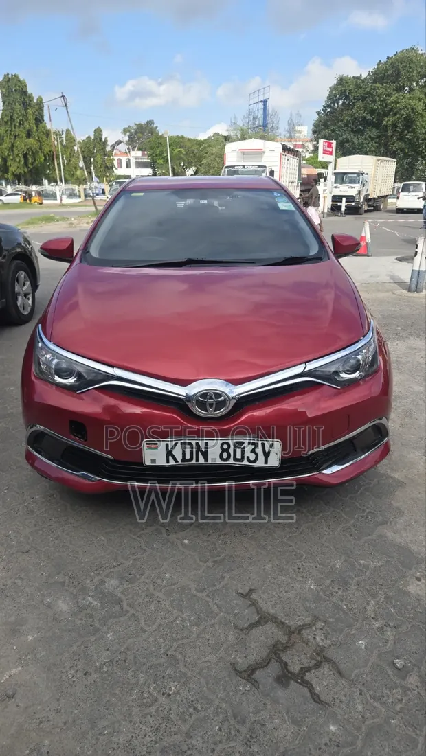 Toyota Auris 2016 Red - 1