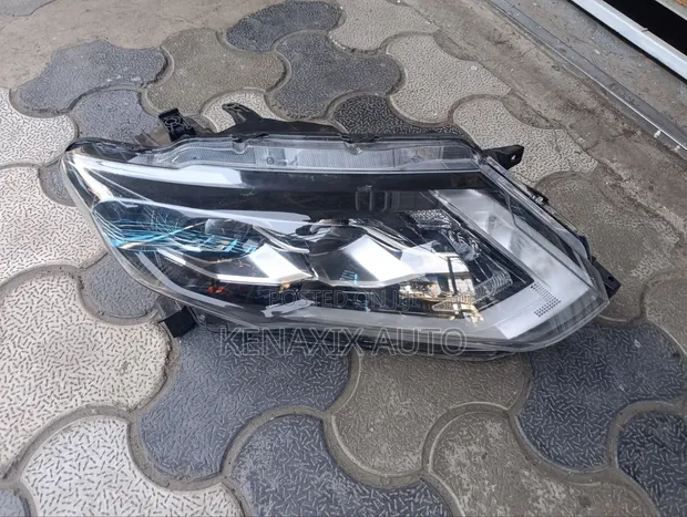 Nissan X-Trail T32 Xenon Headlight (Double Focus) - 1