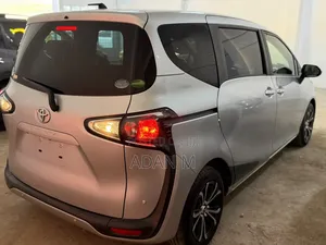 Toyota Sienta 2021 Silver