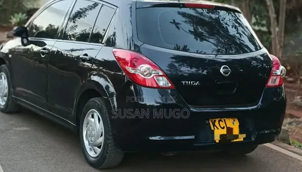 Nissan Tiida 2011 Hatchback - 1