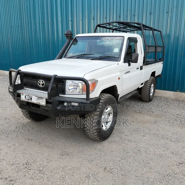 Toyota Land Cruiser 79 Series 2016 Nyeupe - 1