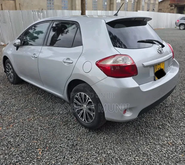 Toyota Auris 2010 Nyeusi - 1