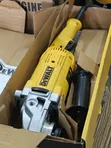 DEWALT 9-Inch Angle Grinder ya Heavy-Duty - 3