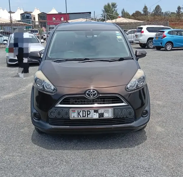 Toyota Sienta 2017 Brown - 1