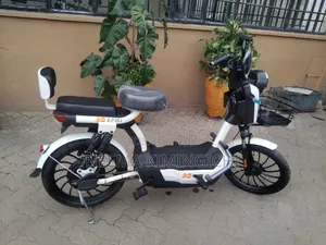 Scooter Mpya ya Umeme 2025 Nyeupe