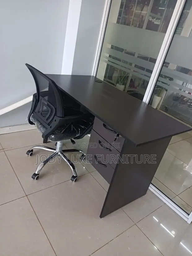 Boss Office Products Executive Leather Mesh Desk - Mpya Kabisa - 1