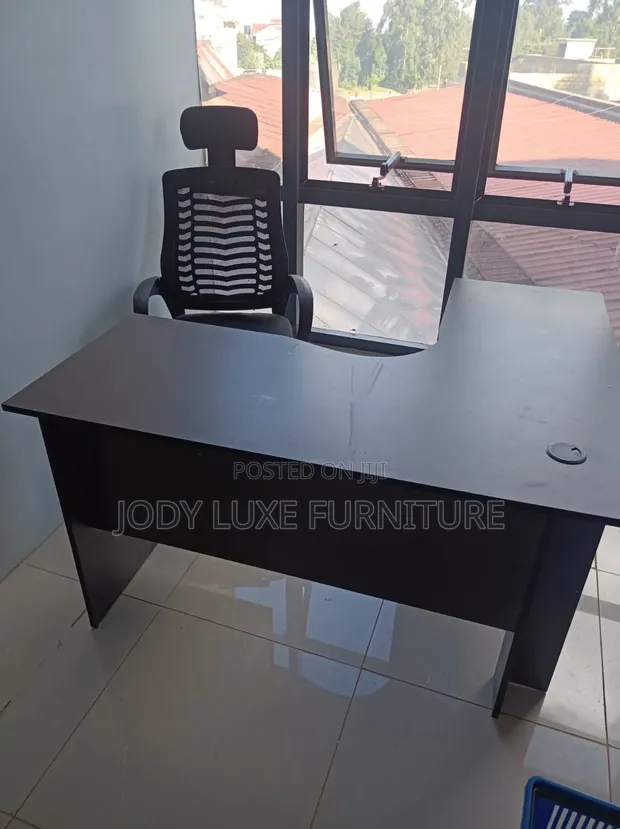 L-Shaped Desk ya Ofisi na Kiti chenye Headrest - 1