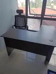 L-Shaped Desk ya Ofisi na Kiti chenye Headrest - 1