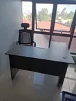 L-Shaped Desk ya Ofisi na Kiti chenye Headrest - 3