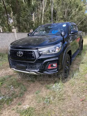 Toyota Hilux SR 4x4 2019 Nyeusi