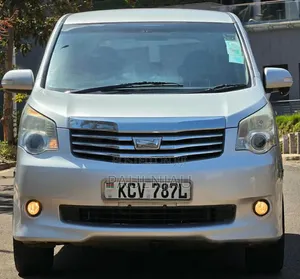 Toyota Noah 2012