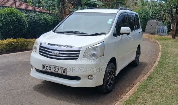 Toyota Noah 2012 White - 1