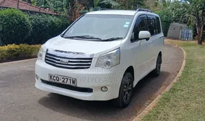 Toyota Noah 2012 Nyeupe