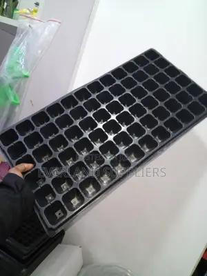 Space-Efficient Growing Trays