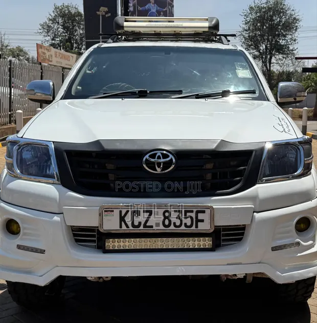Toyota Hilux 2012 White - 1